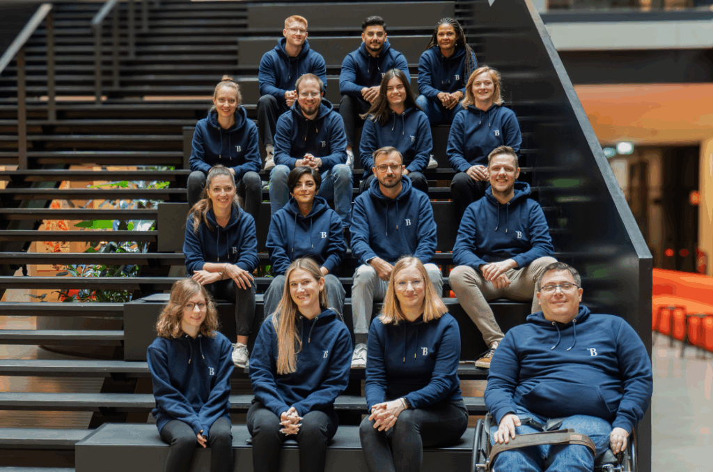 Teamfoto auf einer Treppe