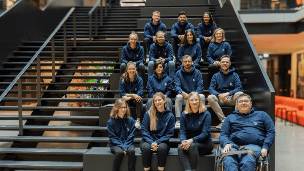 Teamfoto auf der Treppe